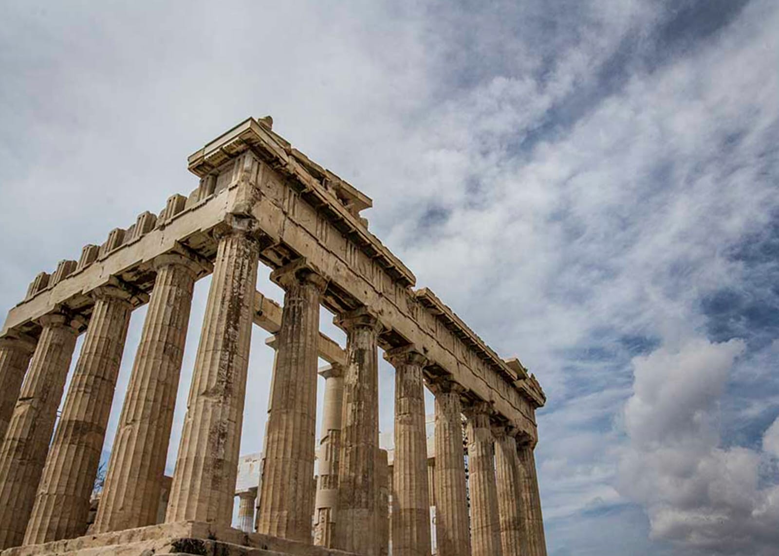 Die Säulen des Parthenon auf der Akropolis in Athen